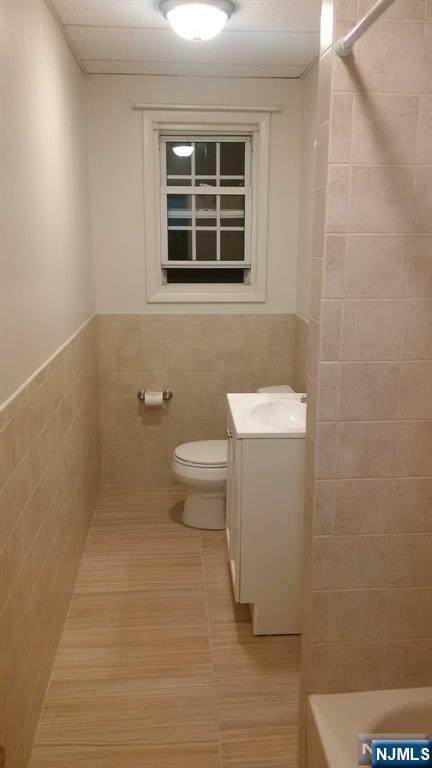 196 Rock Road, Unit 2B Glen Rock, NJ 07452 - Photo 13 of 22 a bathroom with a toilet a sink and a shower