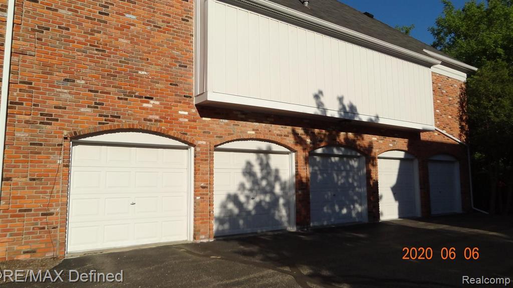 1675 Huntington Park, Unit E Rochester Hills, MI 48309 - Photo 4 of 33