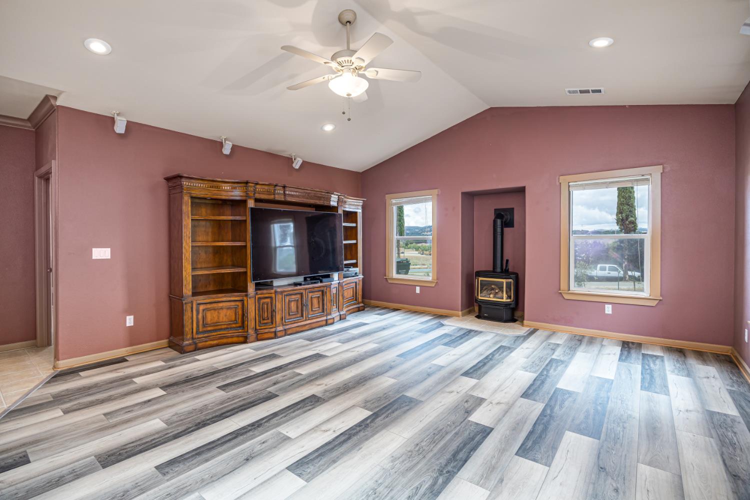 2083 State Rte 26 Valley Springs, CA 95252 - Photo 7 of 59 a view of a livingroom with a workspace