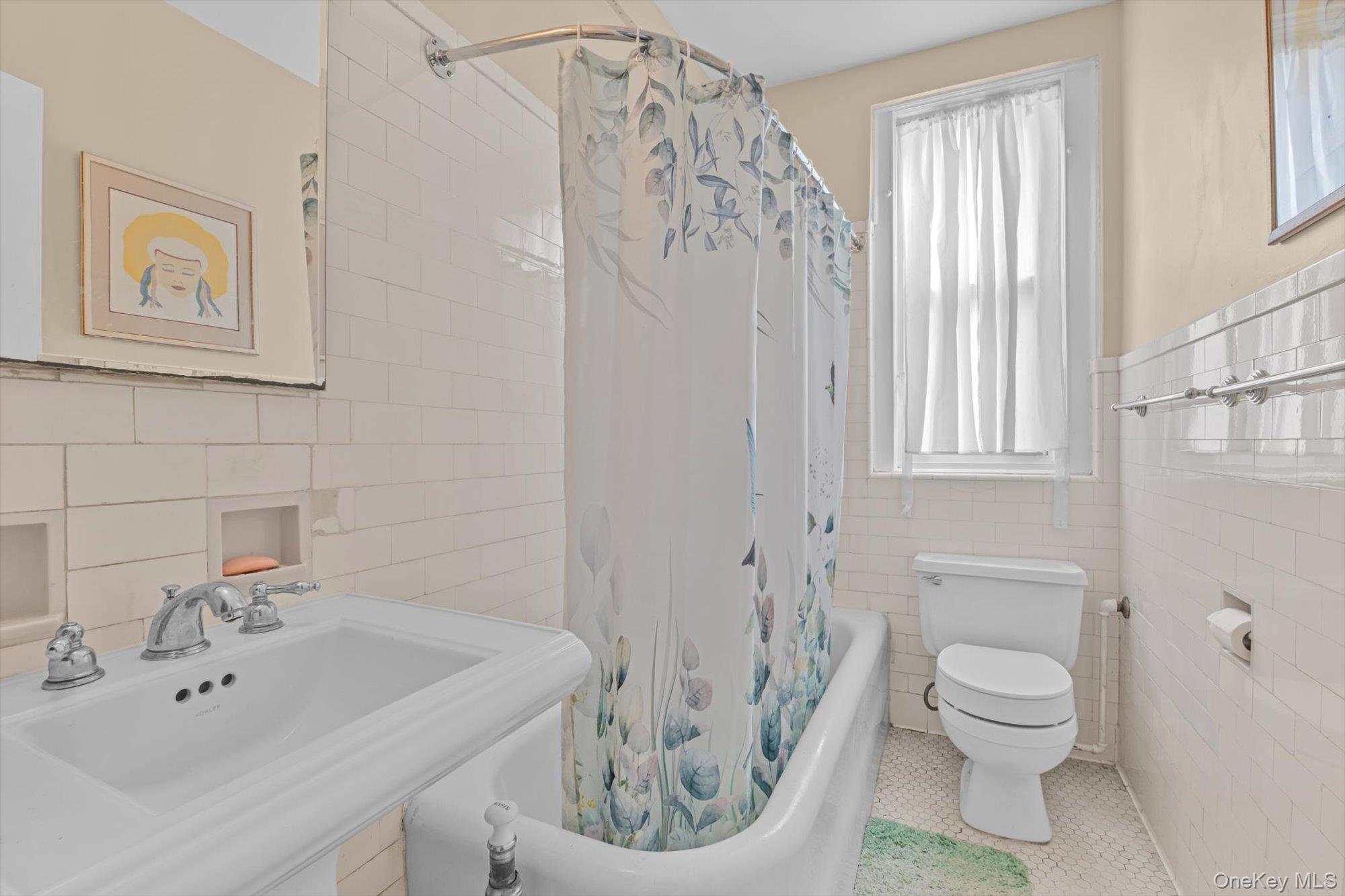 390 Riverside Drive, Unit 12AC Manhattan, NY 10025 - Photo 15 of 29 a bathroom with a toilet a sink and a bathtub