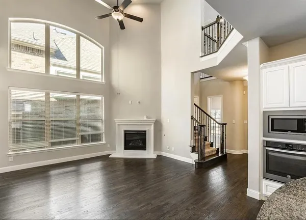 a view of livingroom and hardwood floor