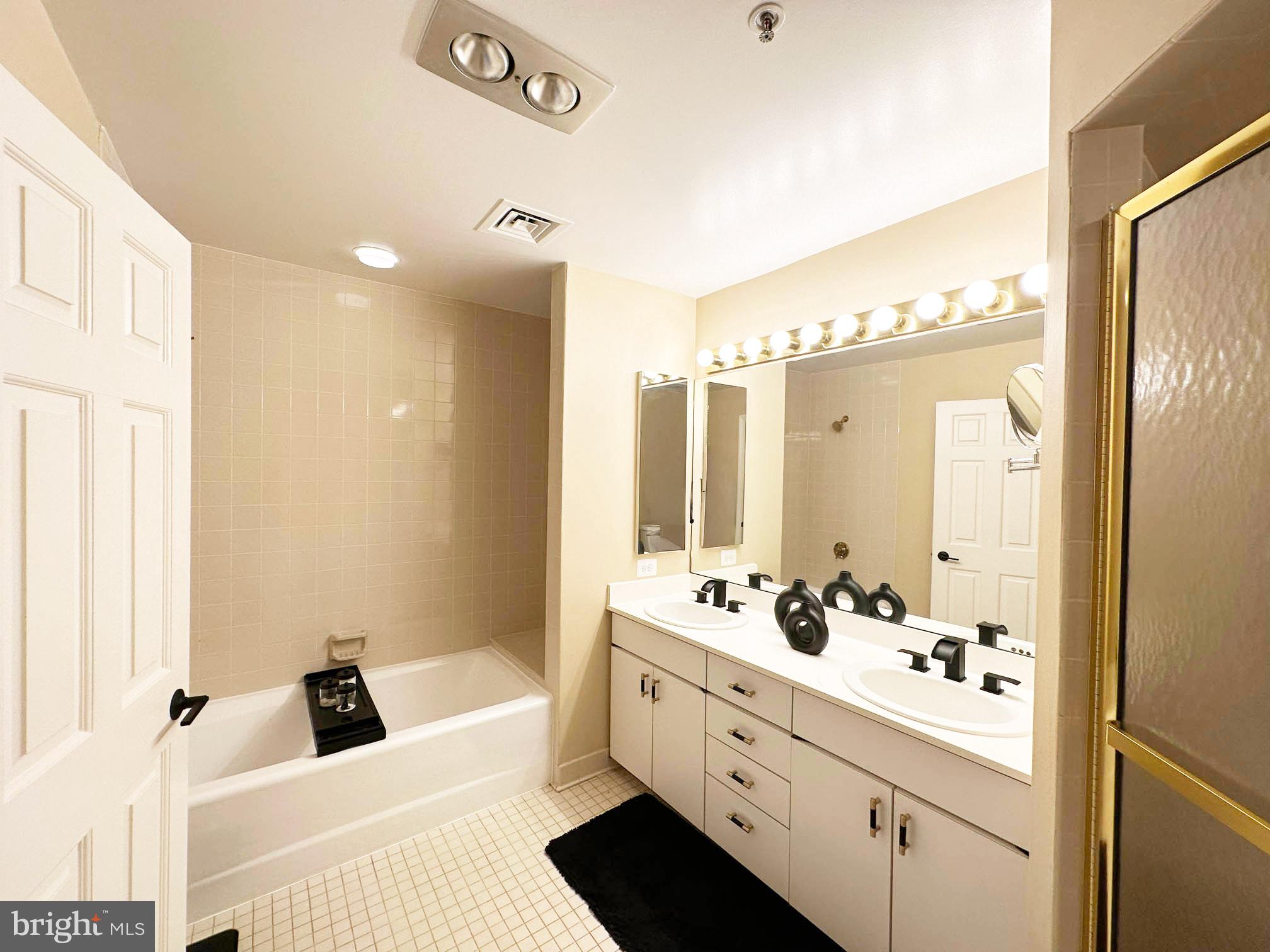 10 East Lee Street, Unit 1208 Baltimore, MD 21202 - Photo 6 of 21 Primary Ensuite