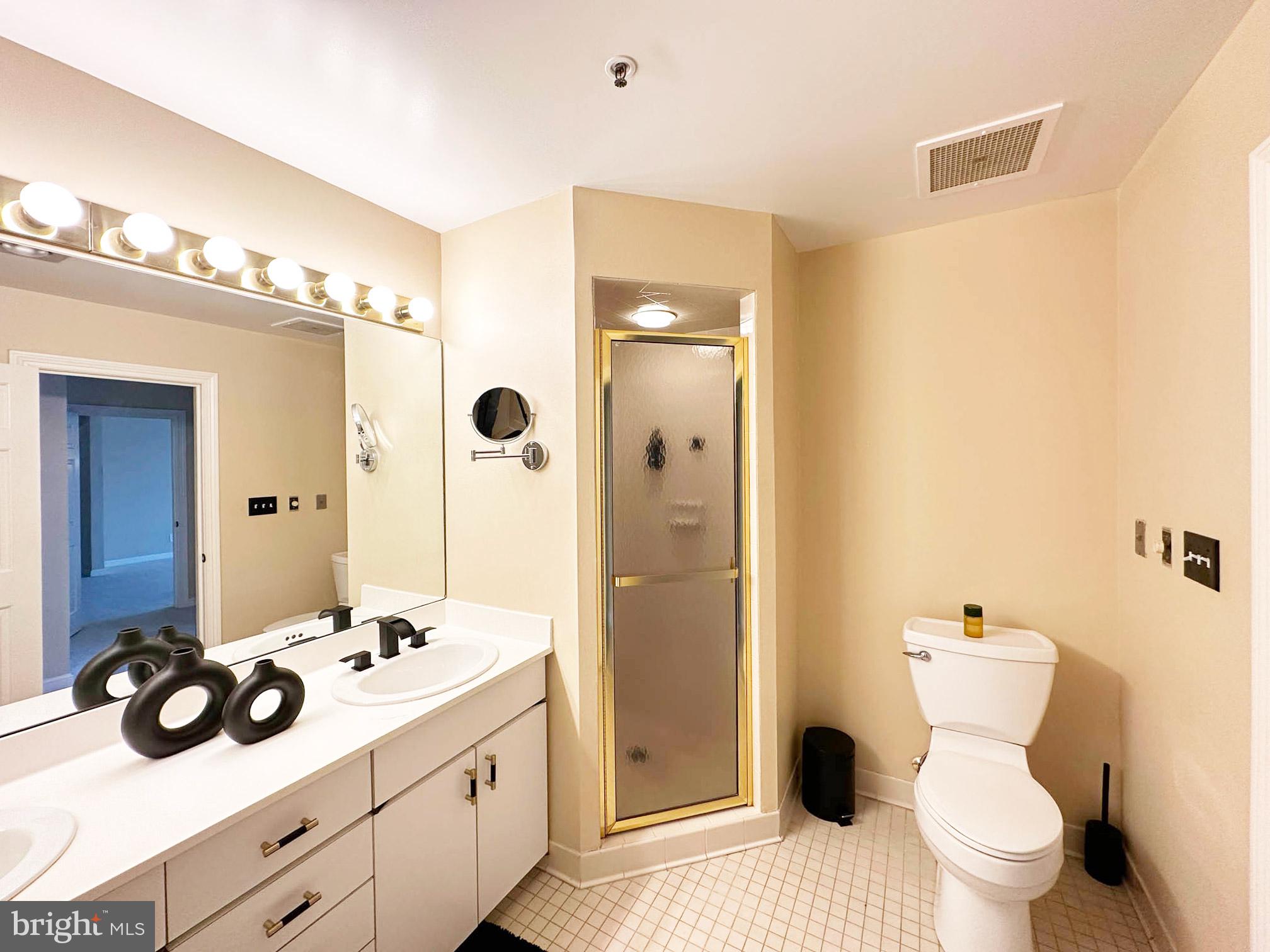 10 East Lee Street, Unit 1208 Baltimore, MD 21202 - Photo 7 of 21 Primary Ensuite
