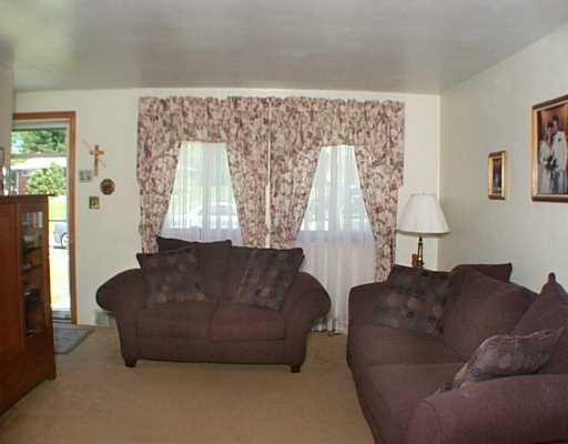 516 Lindsay Road Carnegie, PA 15106 - Photo 4 of 8 Living Room.