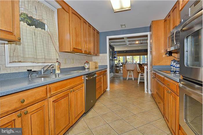 1901 Poplar Ridge Road Pasadena, MD 21122 - Photo 20 of 30 Kitchen
