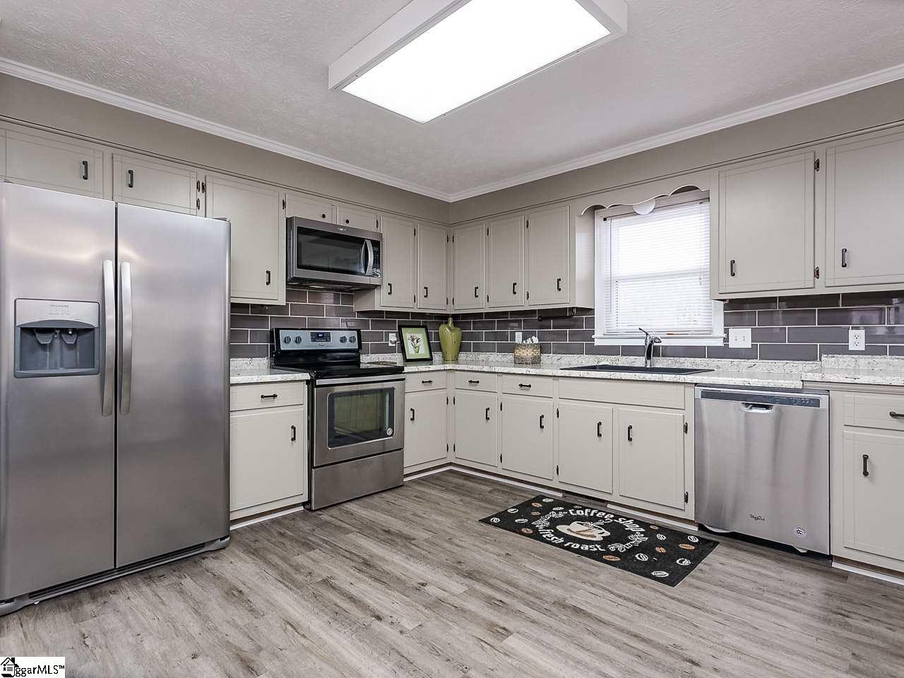 902 Saluda Lake Road Greenville, SC 29611 - Photo 6 of 26 Gallery Image 6