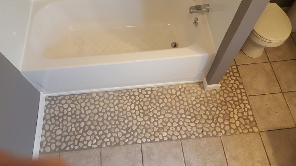 48 Agnes Street Springfield, MA 01118 - Photo 18 of 23 a bathroom with a bathtub and a toilet