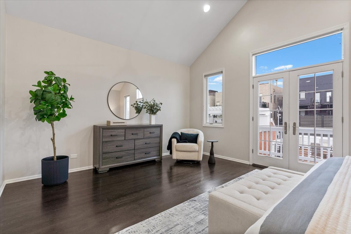 1937 West Melrose Street Chicago, IL 60657 - Photo 19 of 41 a living room with furniture and a potted plant