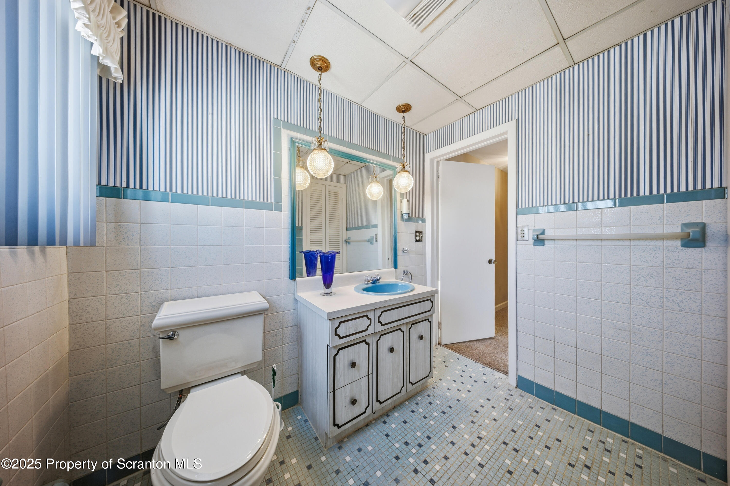 612 Philo Street Scranton, PA 18508 - Photo 19 of 22 a bathroom with a sink a toilet a mirror and shower