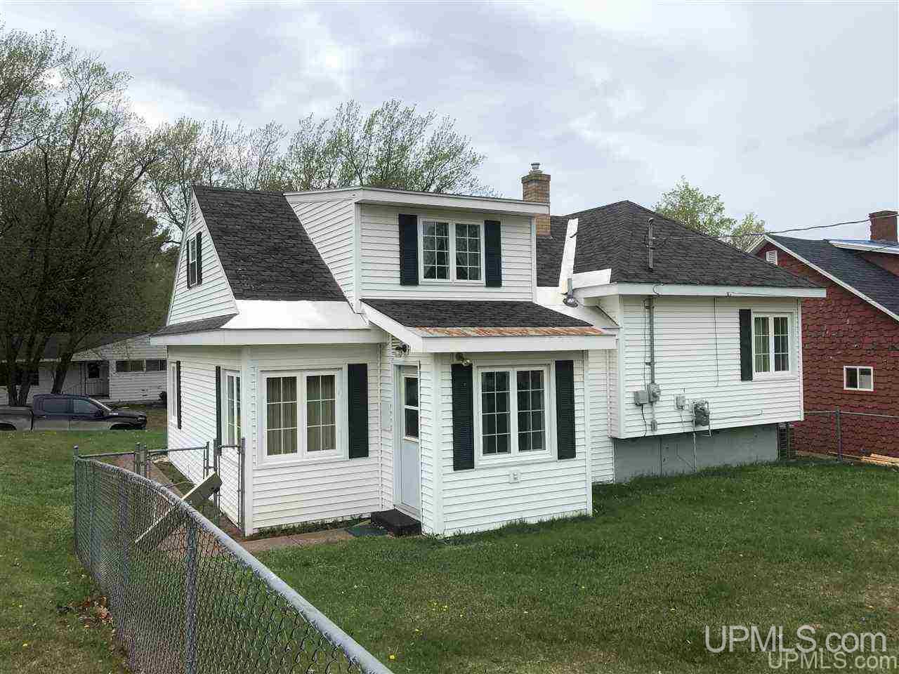 265 Prospect Street Ishpeming, MI 49849 - Photo 3 of 28
