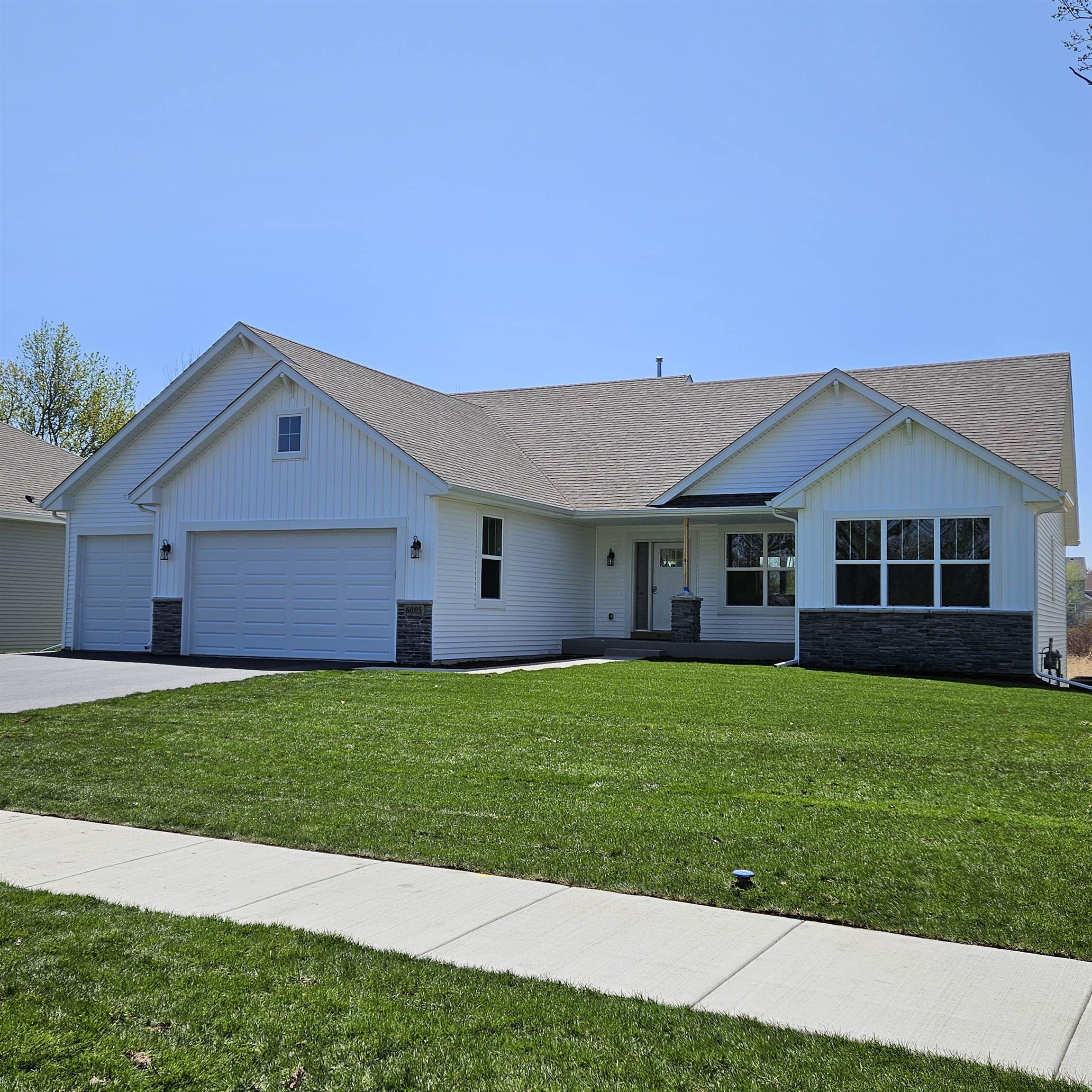 6005 Squirrel Run Loves Park, IL 61111 - Photo 1 of 1 a front view of a house with a yard