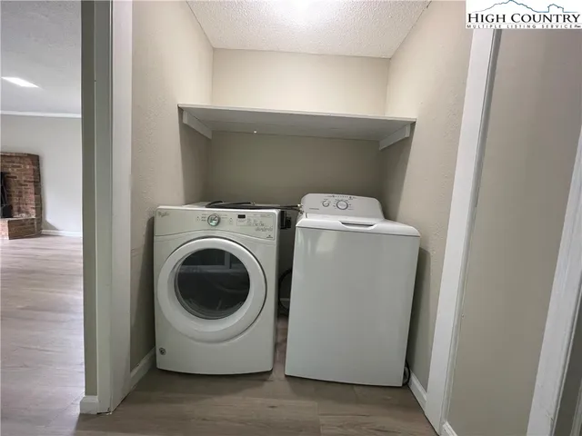 a view of empty room with window