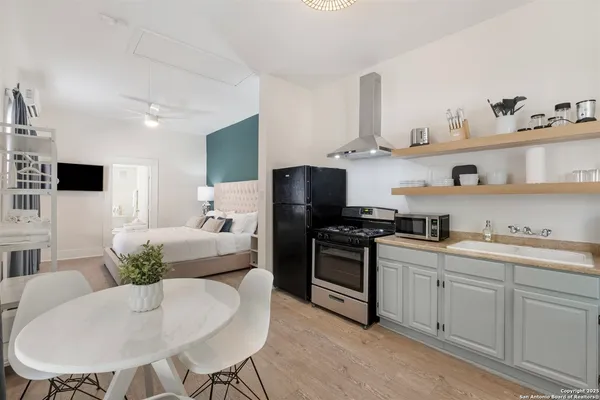 $1,250 | 302 East Cevallos Street, Unit 2, San Antonio, TX 78204