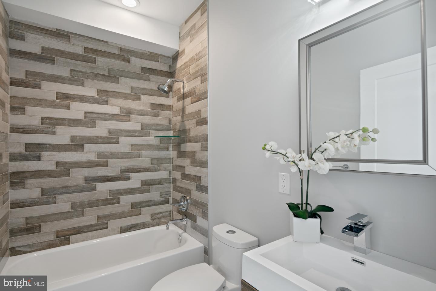 610 East Phil Ellena Street Philadelphia, PA 19119 - Photo 20 of 33 Front bedroom bath