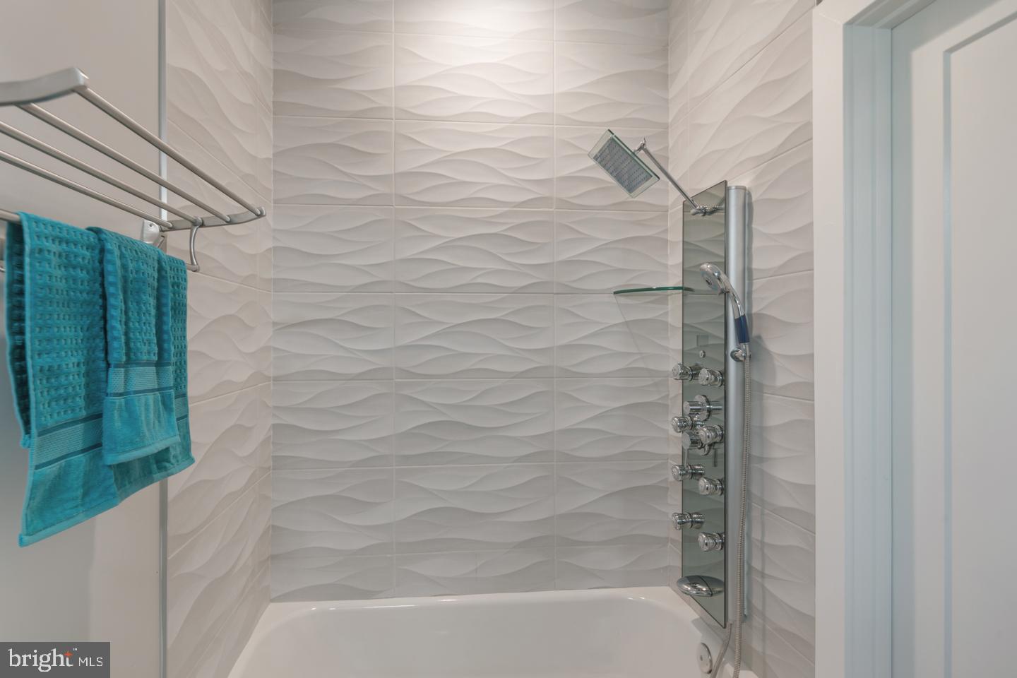 610 East Phil Ellena Street Philadelphia, PA 19119 - Photo 23 of 33 2nd bedroom bath
