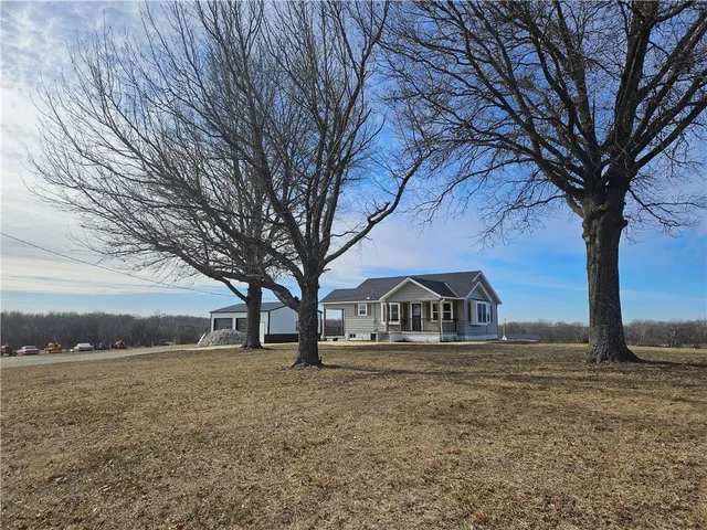 $425,000 | 17675 Evans Road, Tonganoxie, KS 66086