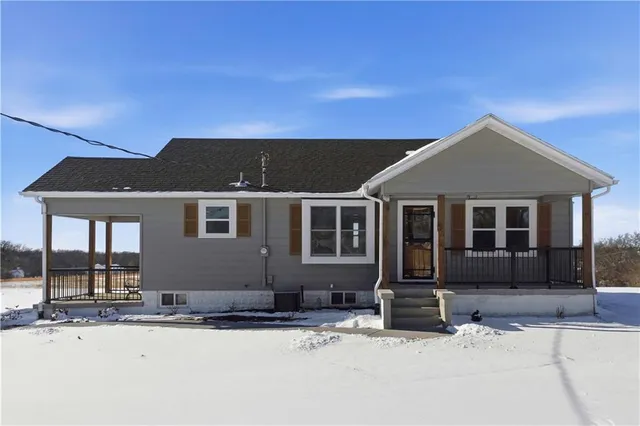 $425,000 | 17675 Evans Road, Tonganoxie, KS 66086