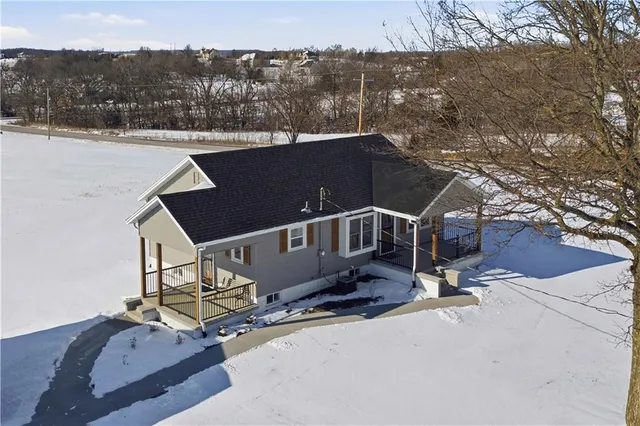 $425,000 | 17675 Evans Road, Tonganoxie, KS 66086