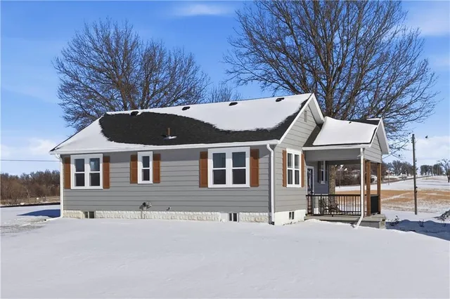 $425,000 | 17675 Evans Road, Tonganoxie, KS 66086