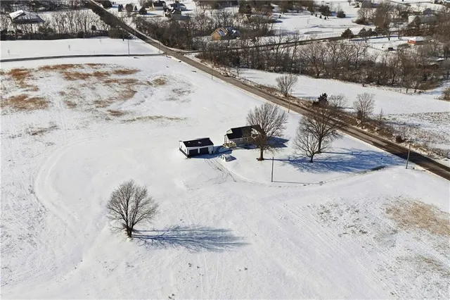 $425,000 | 17675 Evans Road, Tonganoxie, KS 66086