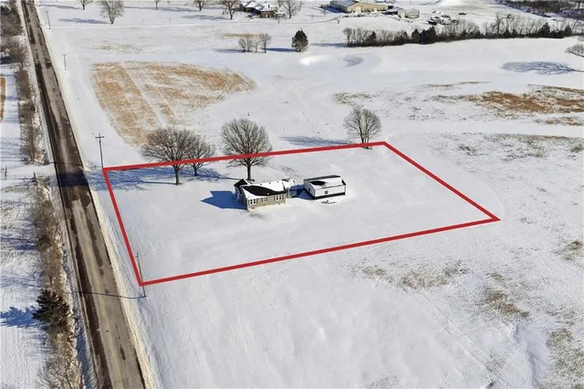 $425,000 | 17675 Evans Road, Tonganoxie, KS 66086