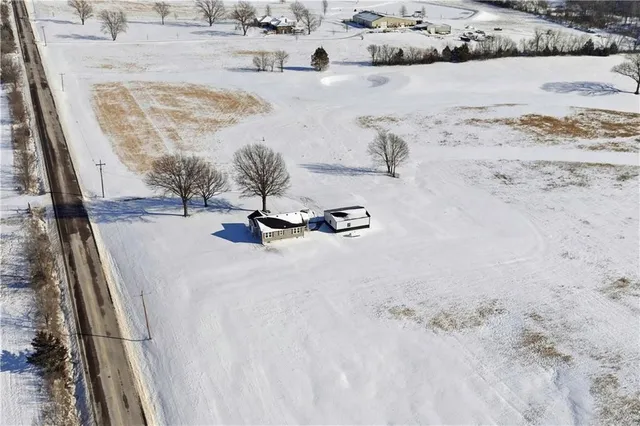 $425,000 | 17675 Evans Road, Tonganoxie, KS 66086