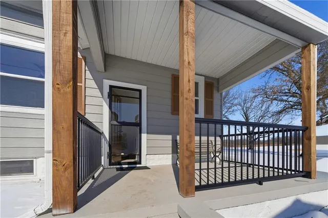 $425,000 | 17675 Evans Road, Tonganoxie, KS 66086