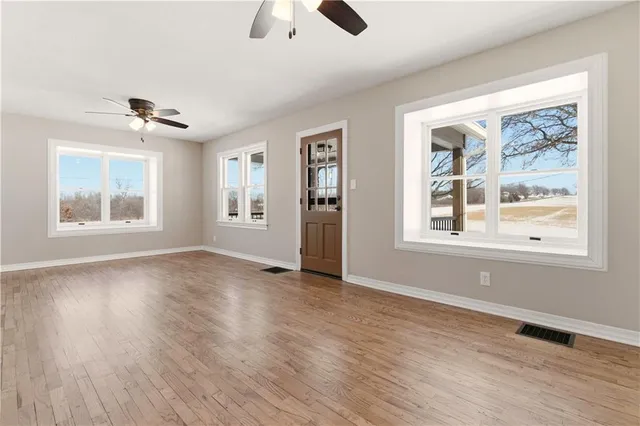 $425,000 | 17675 Evans Road, Tonganoxie, KS 66086