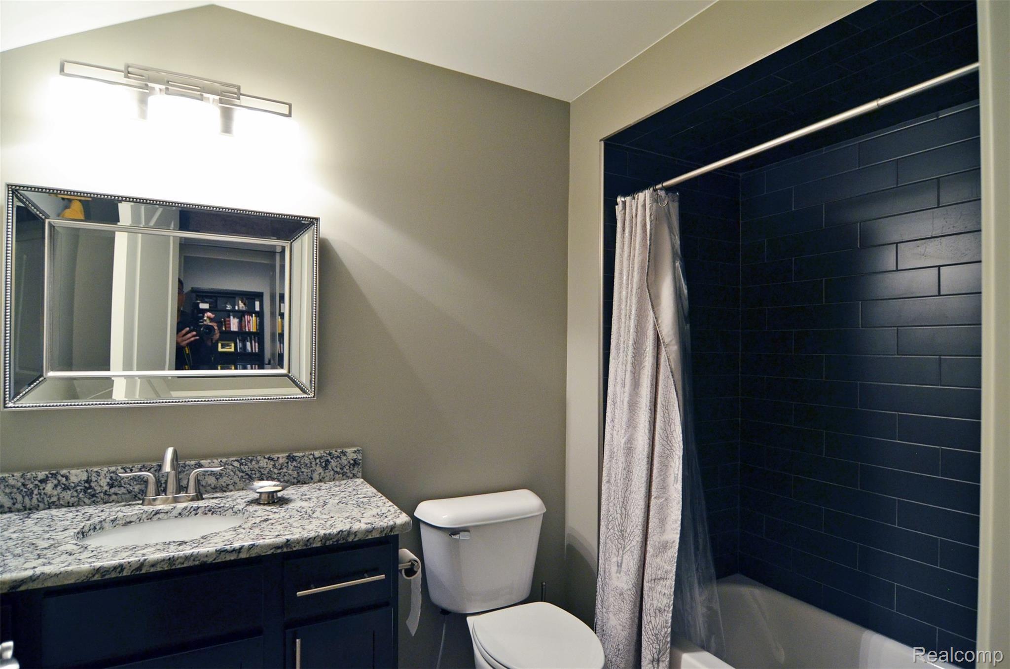 5200 Brecon Court Rochester, MI 48306 - Photo 21 of 29 Full Bath