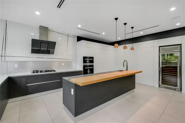 a view of a livingroom with furniture