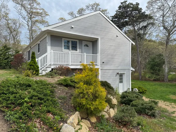 a view of a house with yard and plants