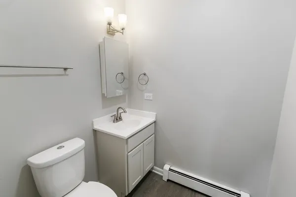 $2,400 | 711 South Milwaukee Avenue, Unit 106, Libertyville, IL 60048