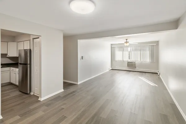 $2,400 | 711 South Milwaukee Avenue, Unit 106, Libertyville, IL 60048