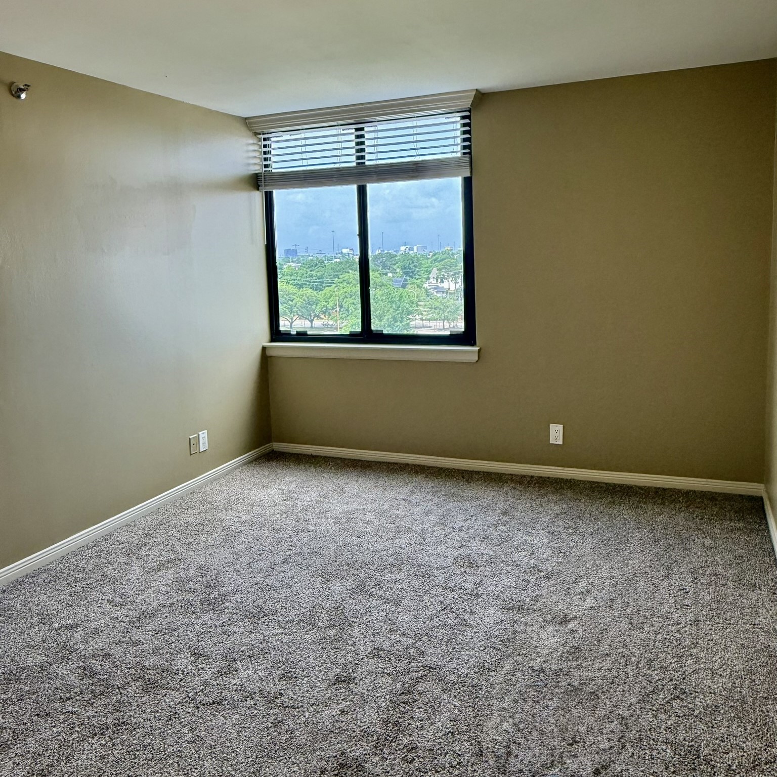 3525 Sage Road, Unit 716 Houston, TX 77056 - Photo 14 of 26 an empty room with a window