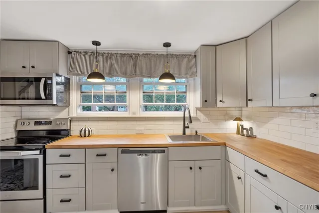 $2,400 | 4310 Candlelight Lane, Clay, NY 13090