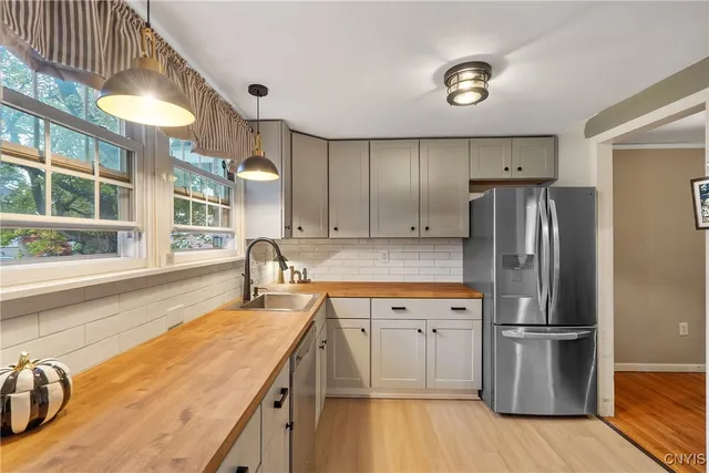 $2,400 | 4310 Candlelight Lane, Clay, NY 13090