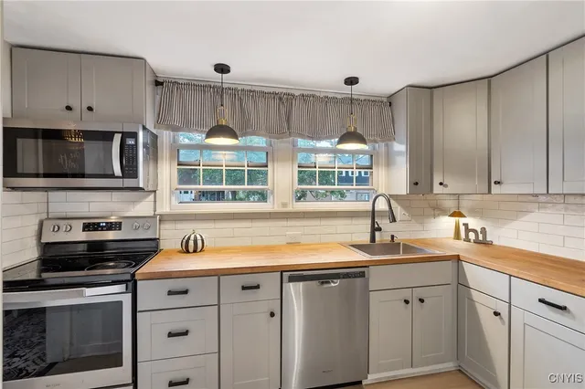 $2,400 | 4310 Candlelight Lane, Clay, NY 13090