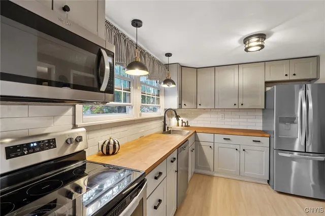 $2,400 | 4310 Candlelight Lane, Clay, NY 13090