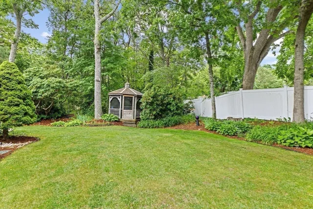 a view of a house with backyard and garden