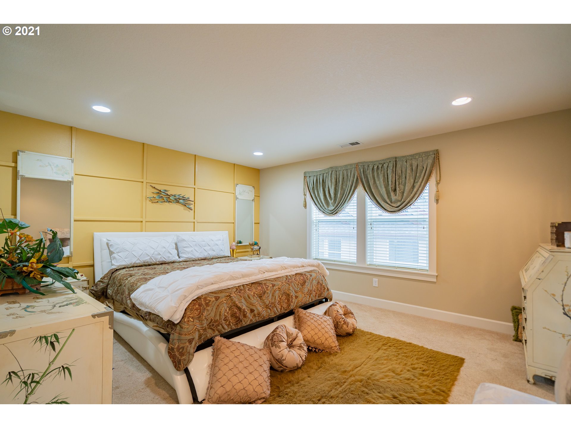 1248 South Quail Run Place Ridgefield, WA 98642 - Photo 19 of 28 a bedroom with a bed a mirror on the wall and a large window