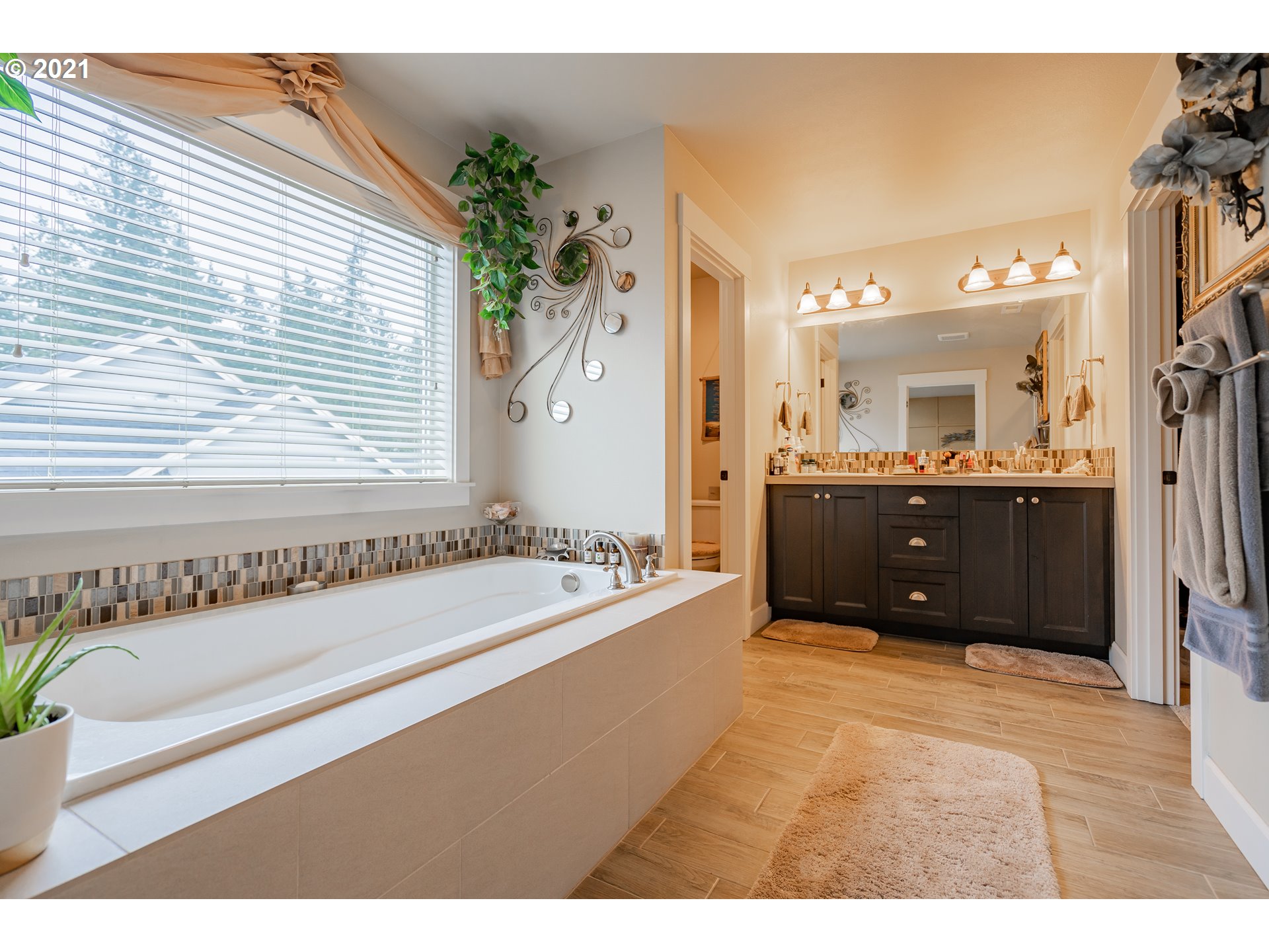 1248 South Quail Run Place Ridgefield, WA 98642 - Photo 21 of 28 a bathroom with a tub sink and mirror