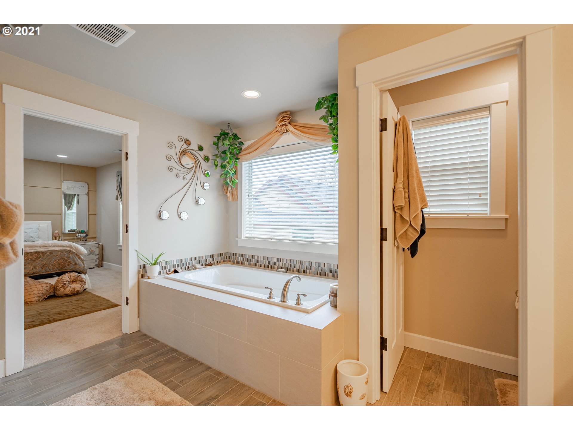 1248 South Quail Run Place Ridgefield, WA 98642 - Photo 23 of 28 a bathroom with a tub sink and mirror