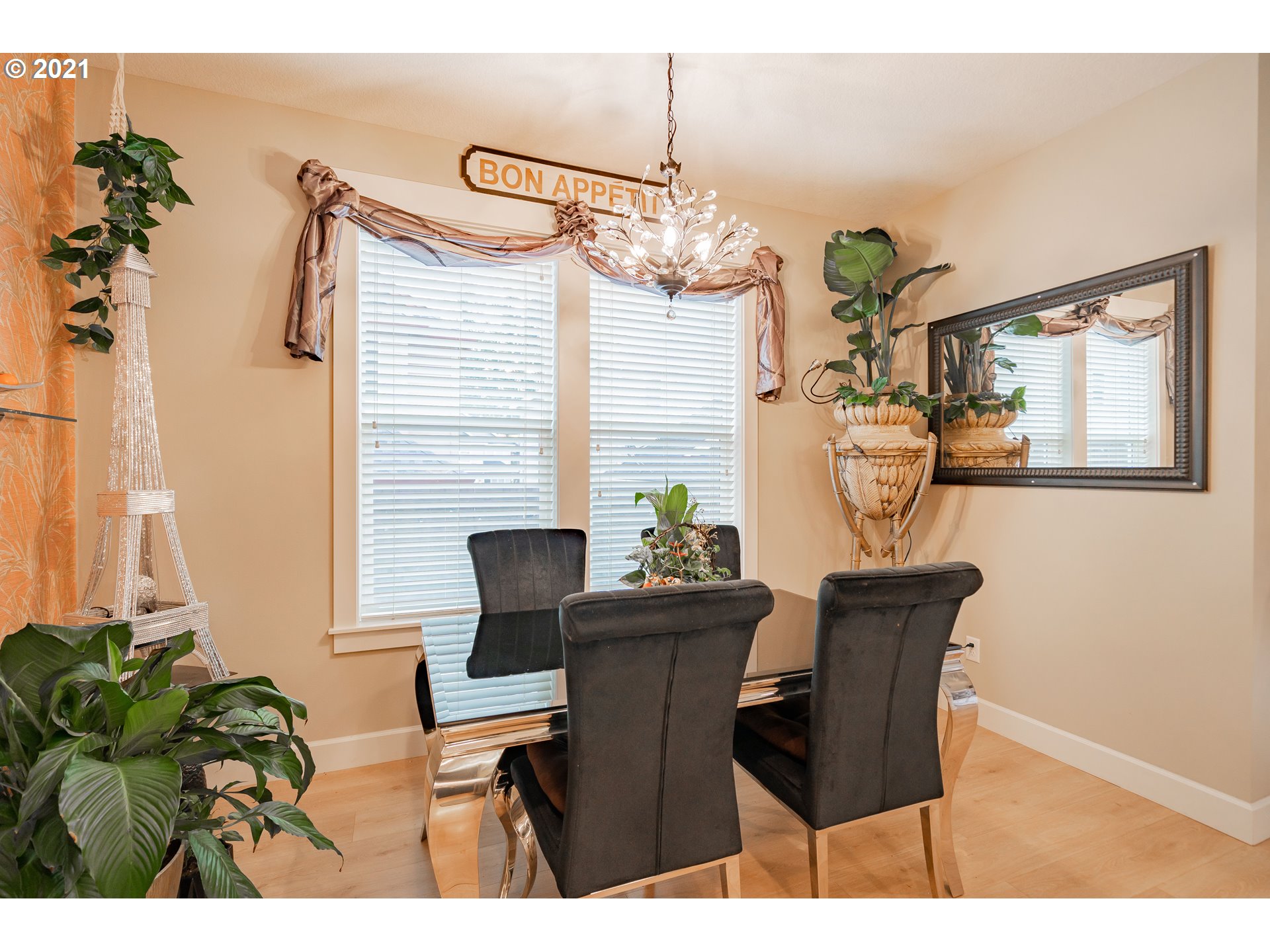 1248 South Quail Run Place Ridgefield, WA 98642 - Photo 8 of 28 a dining room with furniture and window