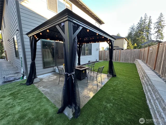 a view of an house with backyard and porch