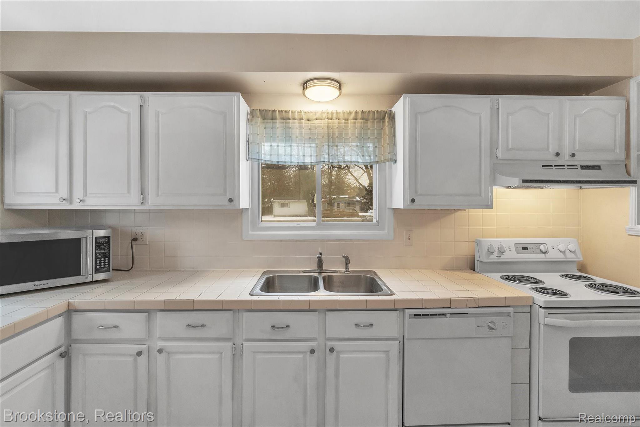 1395 Dawes Avenue Rochester, MI 48307 - Photo 10 of 36 10-1395 Dawes-windowstill-real-esta.jpg