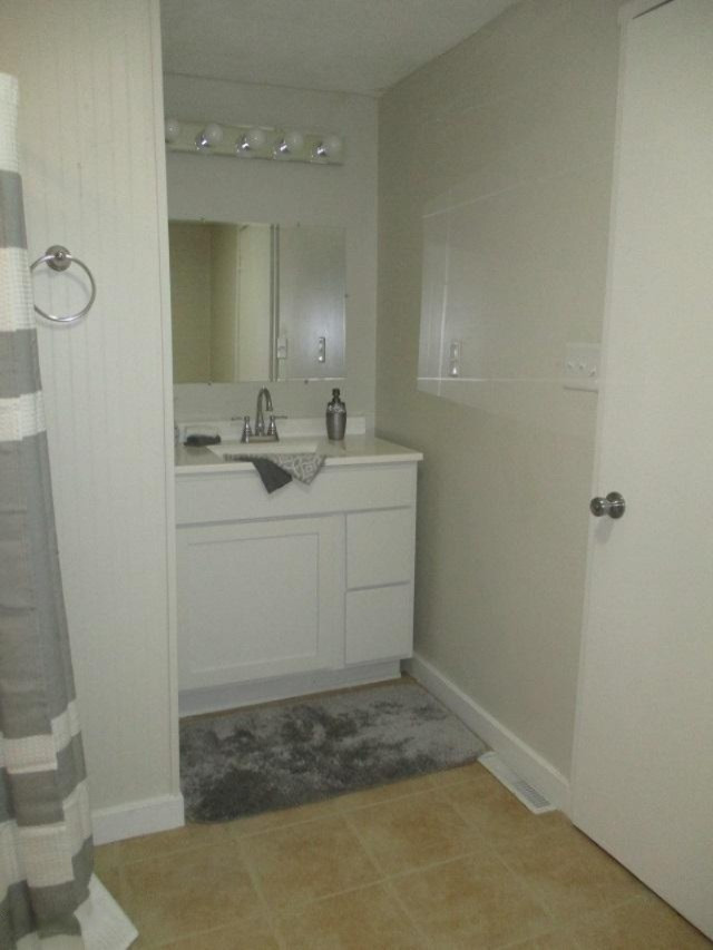 141 Edmonds Road Battle Creek, MI 49017 - Photo 12 of 24 main bath vaity