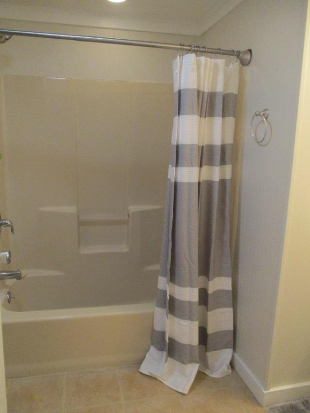 141 Edmonds Road Battle Creek, MI 49017 - Photo 13 of 24 main bath tub