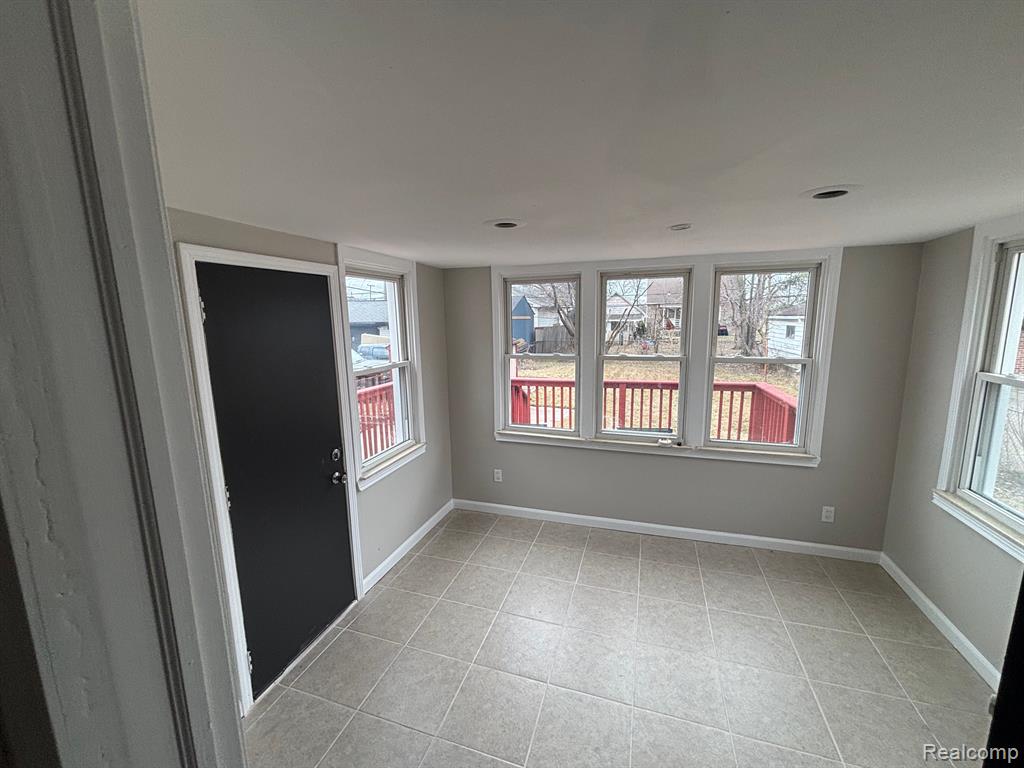 24924 Grove Avenue Eastpointe, MI 48021 - Photo 5 of 9