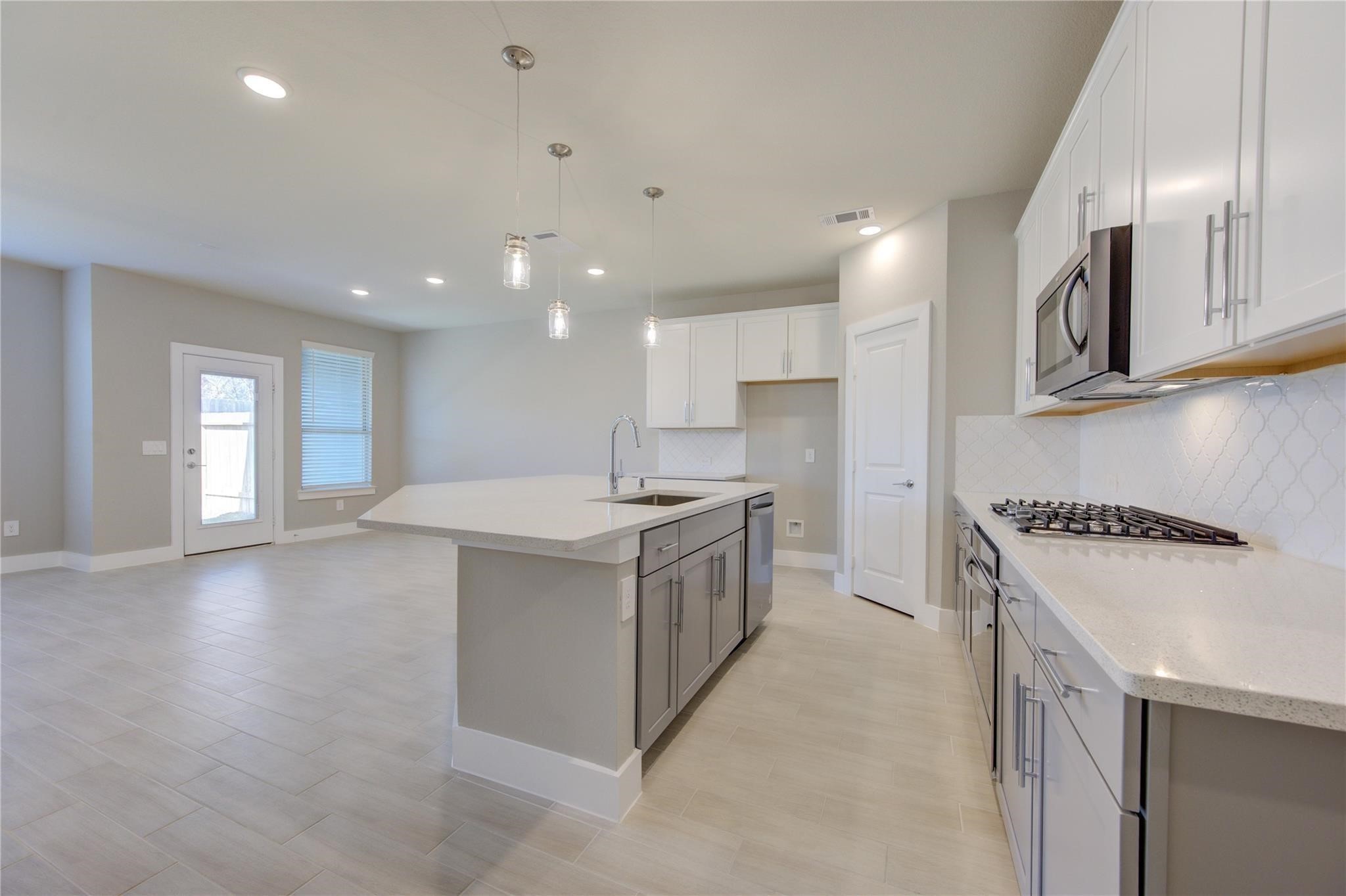 1709 Summerlyn Houston, TX 77080 - Photo 10 of 46