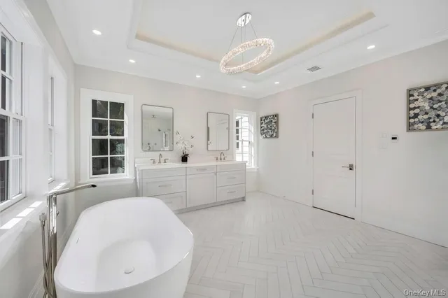 $4,895,000 | 207 Mill Spring Road, Manhasset, NY 11030